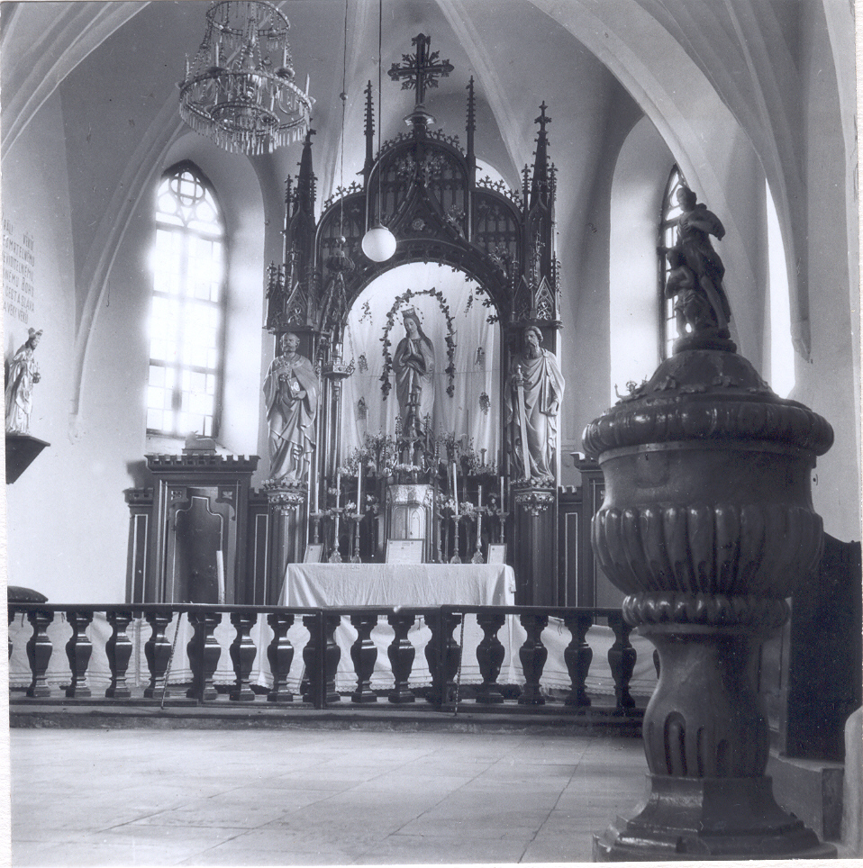 Novogotický oltář kostela sv. Tomáše z r. 1868, křtitelnice 