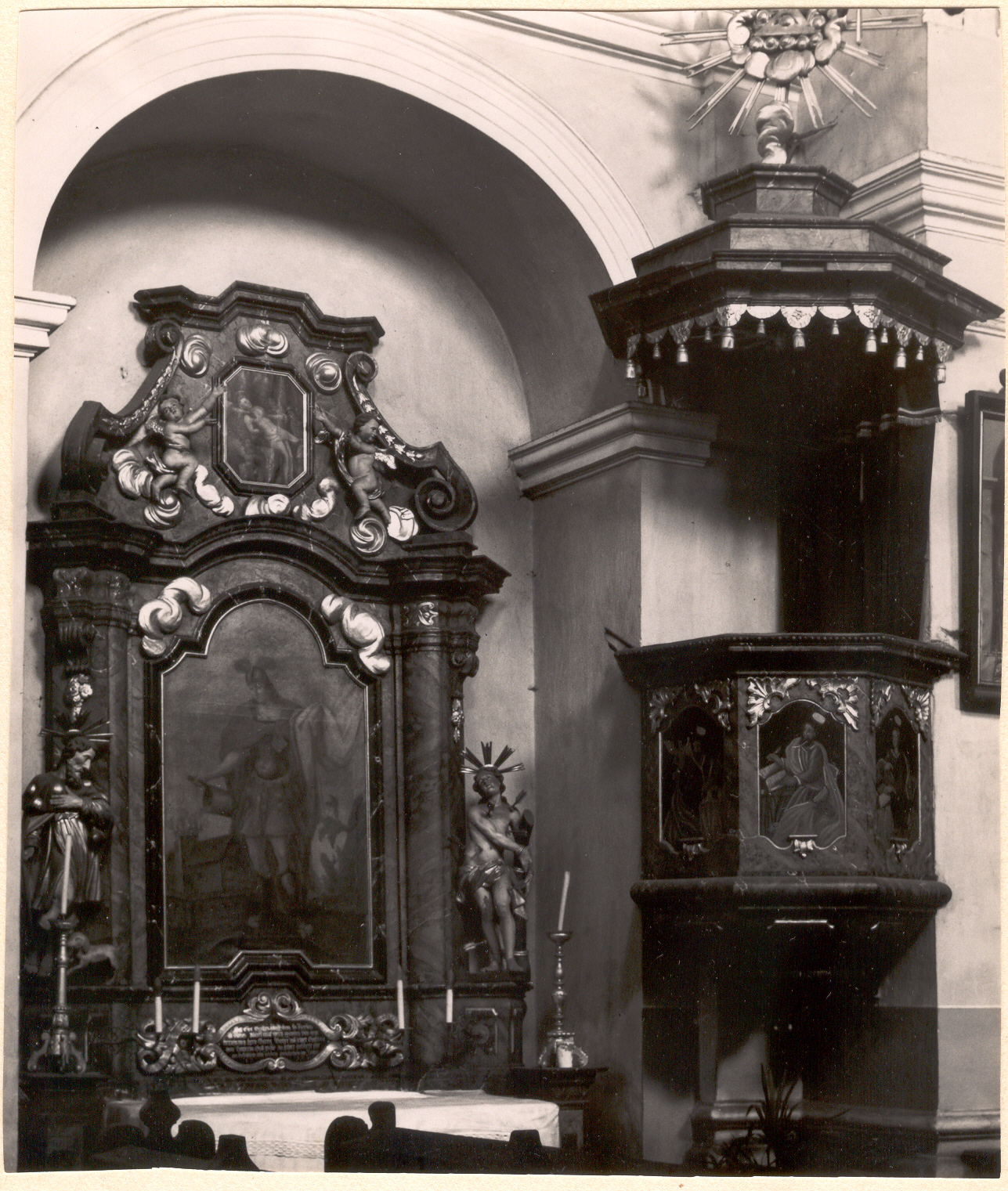 Oltář sv. Floriána z r. 1739 s původní kazatelnou