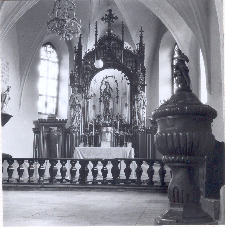 Novogotický oltář kostela sv. Tomáše z r. 1868, křtitelnice