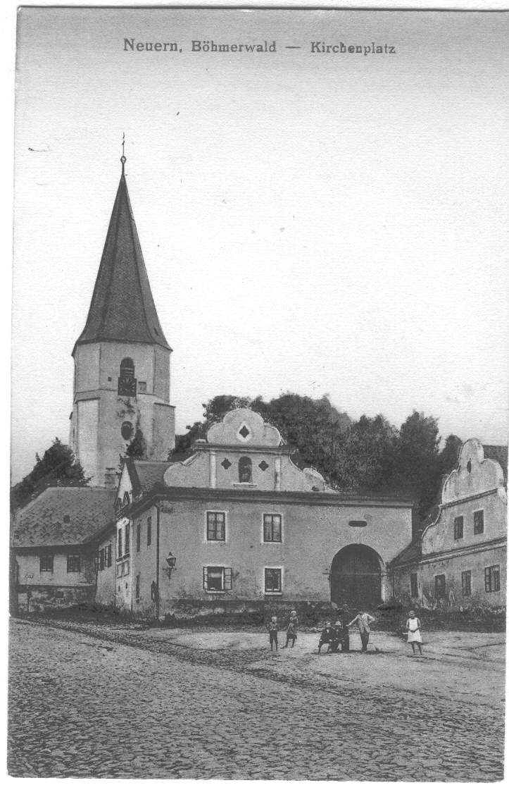 Partie u kostela s čp.1 - fara a čp. 2 kol. r. 1910